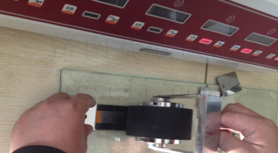 運用濟南賽成CZY-6S持粘性檢測儀，測試不干膠標(biāo)簽持粘性試驗